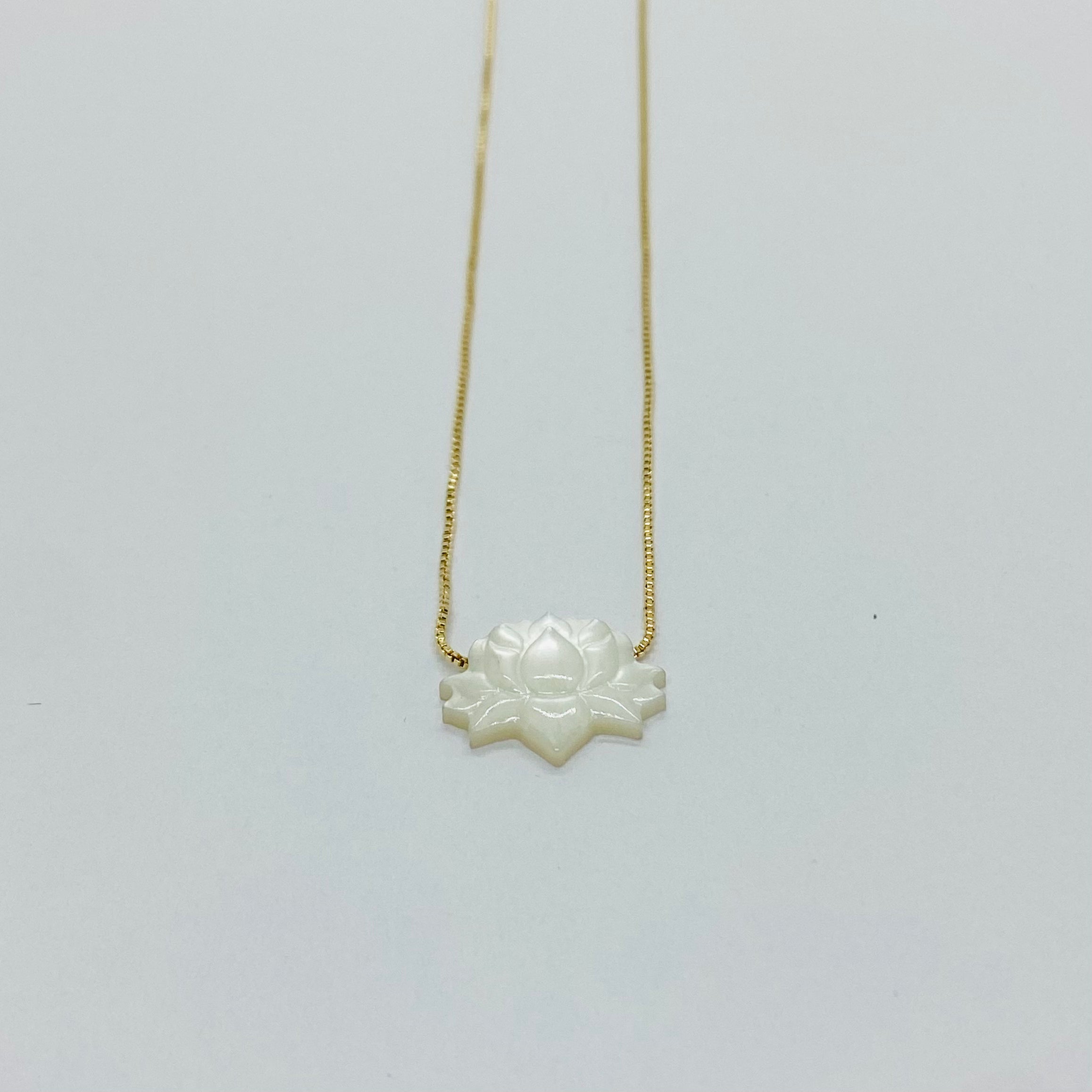 Colar Dourado Flor de Lótus. CO-054