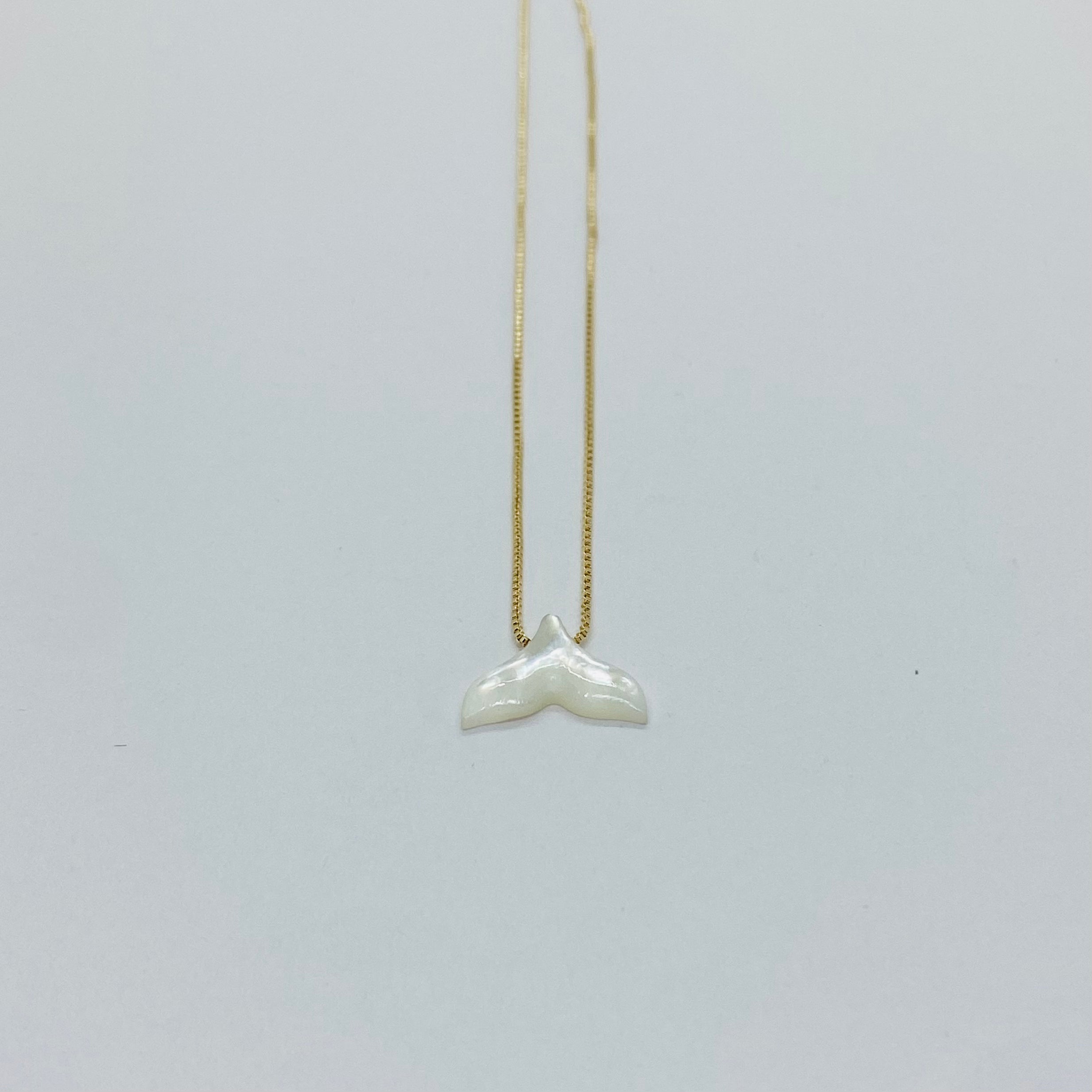Colar Dourado Cauda Baleia. CO-041