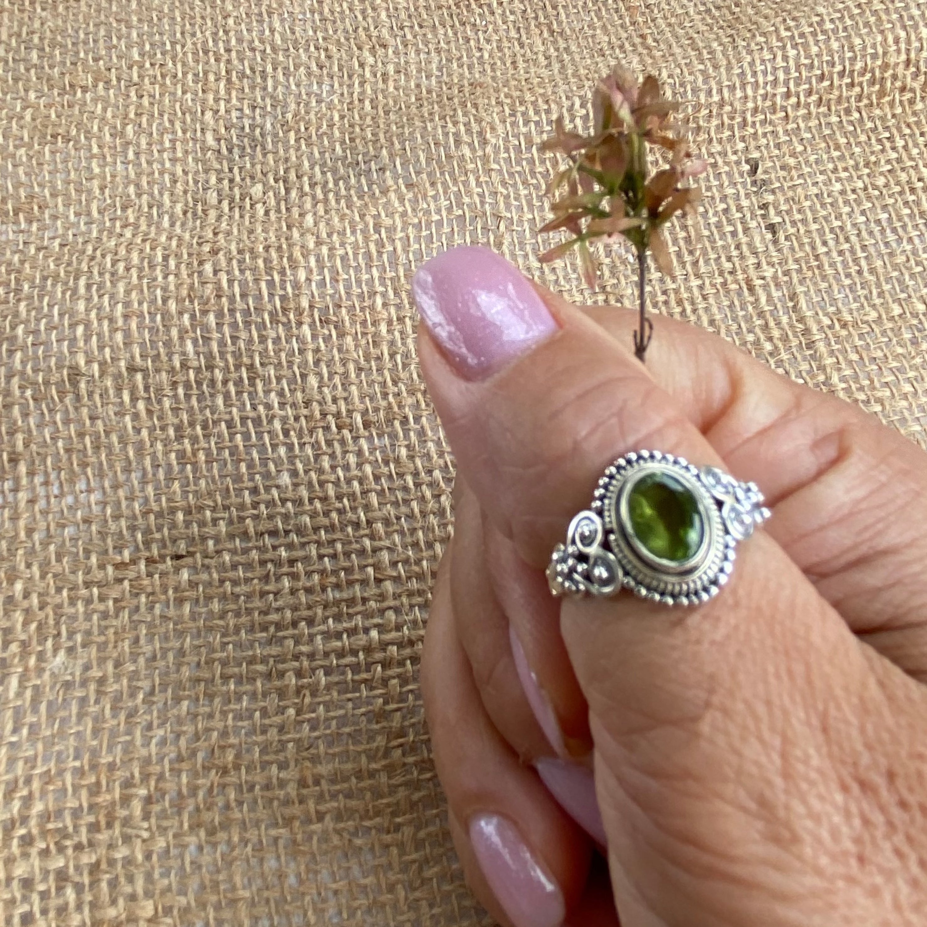 Anel de Prata 925 com Design Rococó e Pedra Preciosa. AN-012
