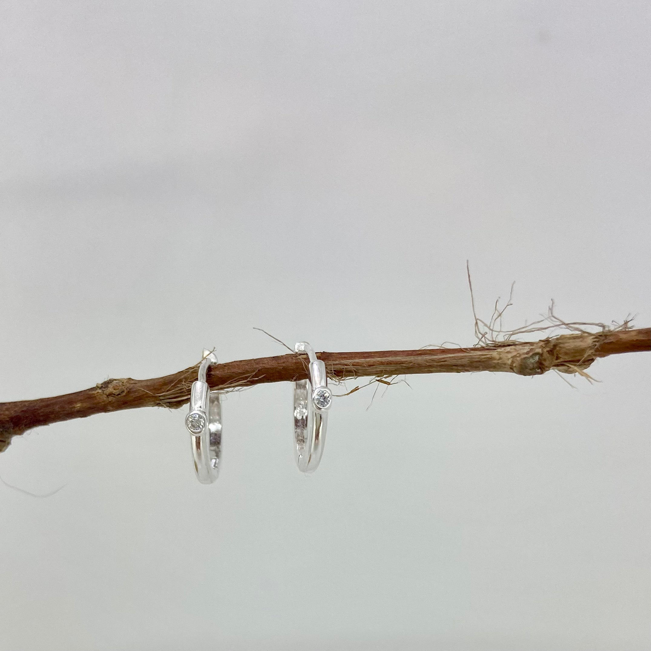 Argola prata 925 mini zircônia. BR-0125
