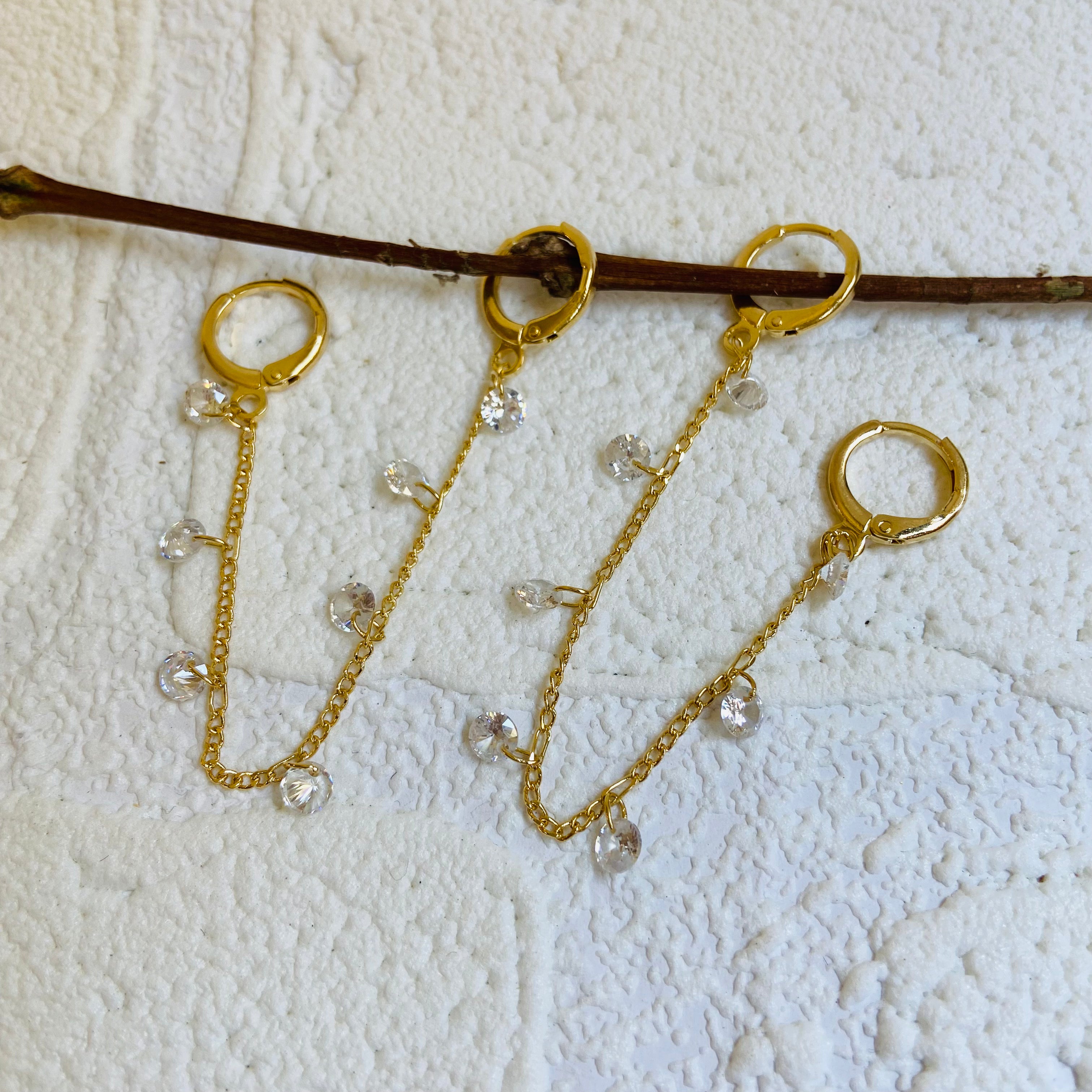 Brinco dourado zircônias. BR-05