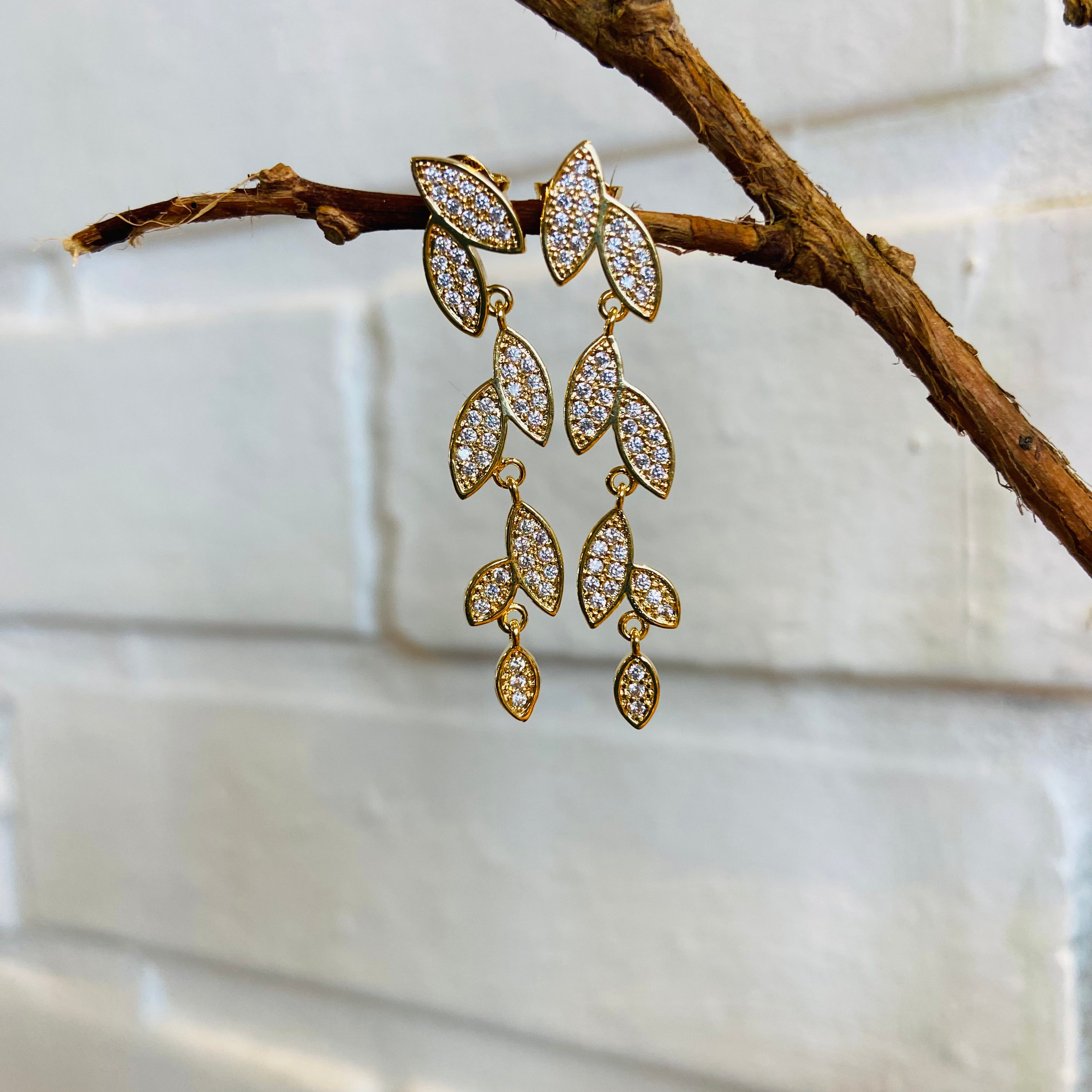 Brinco Dourado Folhas Zircônia. BR-07
